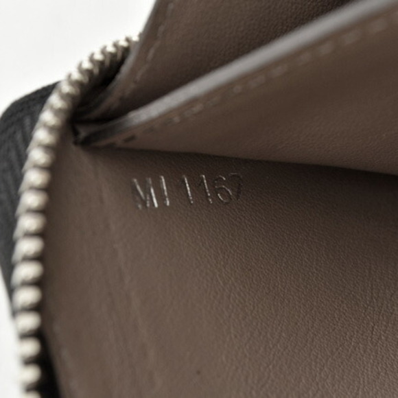 Louis Vuitton M2201-48-lv Veau Cachemire Leather Coin Purse/coin Case Black - Picture 12 of 13